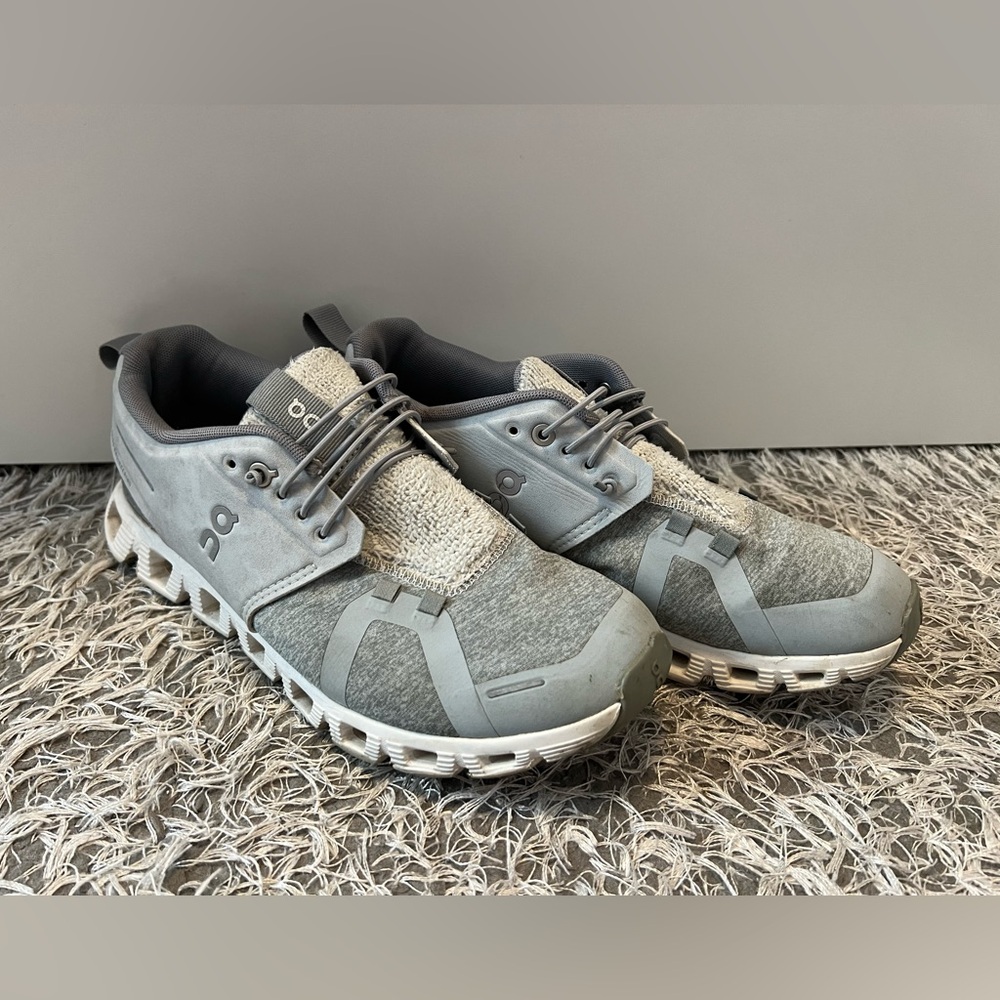 Women’s Gray and White On Cloud Running Shoes Size 9